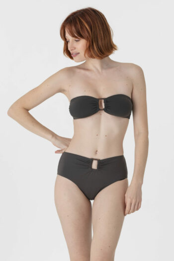 Kostium kąpielowy z kolekcji Aurore. Wykonany z przyjemnego w noszeniu materiału z efektem bawełny. Biustonosz usztywniany, wyjmowana wyściółka, między mieszczkami kwadratowa ozdoba. Odpinane, regulowane ramiączka. Antypoślizgowy przód i tył. Majtki z wysokim stanem, idealne do ukrycia drobnych niedoskonałości na brzuszku. Z przodu na środku kwadratowa ozdoba.