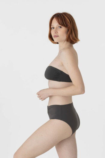 Kostium kąpielowy z kolekcji Aurore. Wykonany z przyjemnego w noszeniu materiału z efektem bawełny. Biustonosz usztywniany, wyjmowana wyściółka, między mieszczkami kwadratowa ozdoba. Odpinane, regulowane ramiączka. Antypoślizgowy przód i tył. Majtki z wysokim stanem, idealne do ukrycia drobnych niedoskonałości na brzuszku. Z przodu na środku kwadratowa ozdoba.